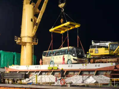 China Honglong Buses Export:Suzhou Jinlong, Yutong, and Zhongtong buses are being shipped in bulk to Burkina Faso and Central Asian markets.